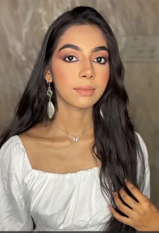 Soft-glam party makeup with rosy brown eyes, nude lips and long waves — white dress look